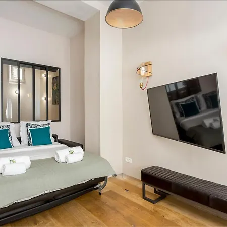 Design Et Confort Near Champs Elysees Apartment