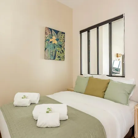 Design Et Confort Near Champs Elysees Apartment